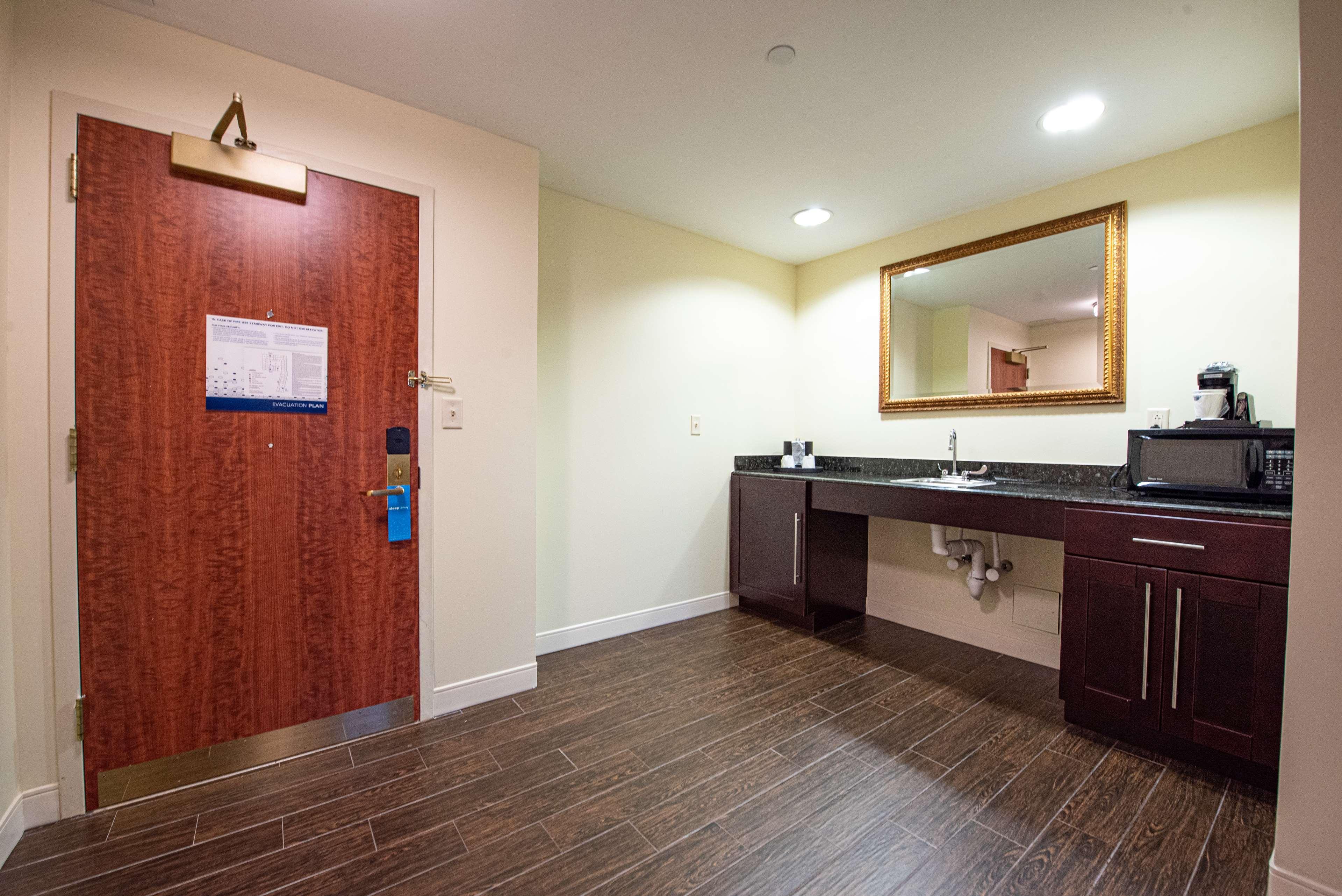 Hampton & By Hilton - Rockville Centre
