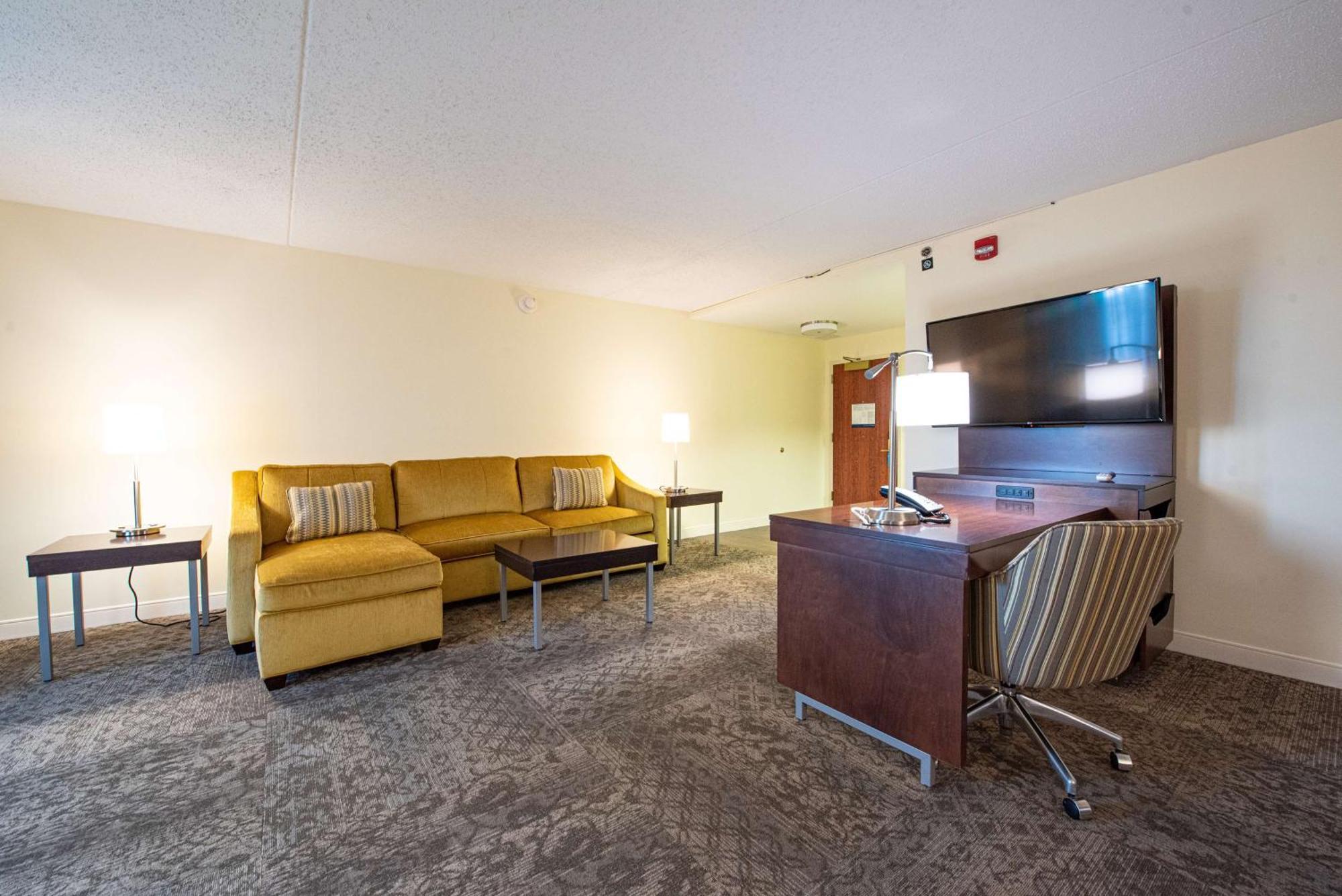 Hampton & By Hilton - Rockville Centre