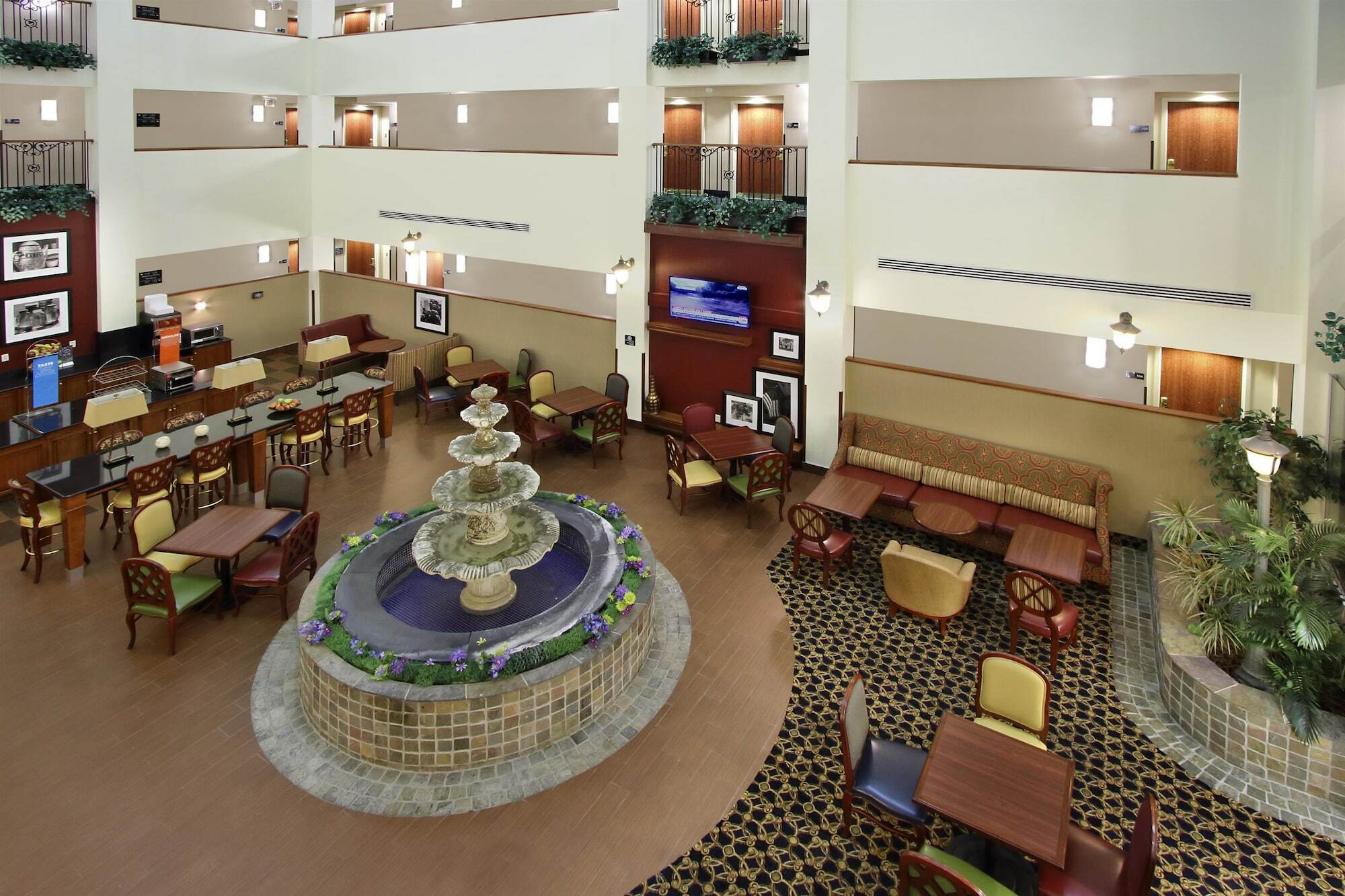 Hotel Hampton & By Hilton -